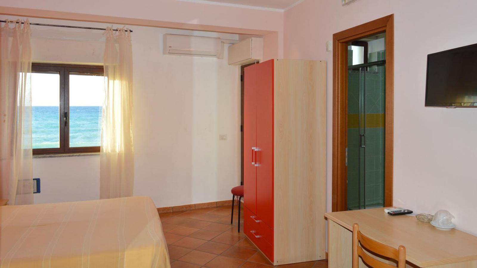 Splash'S Rooms Spadafora Esterno foto